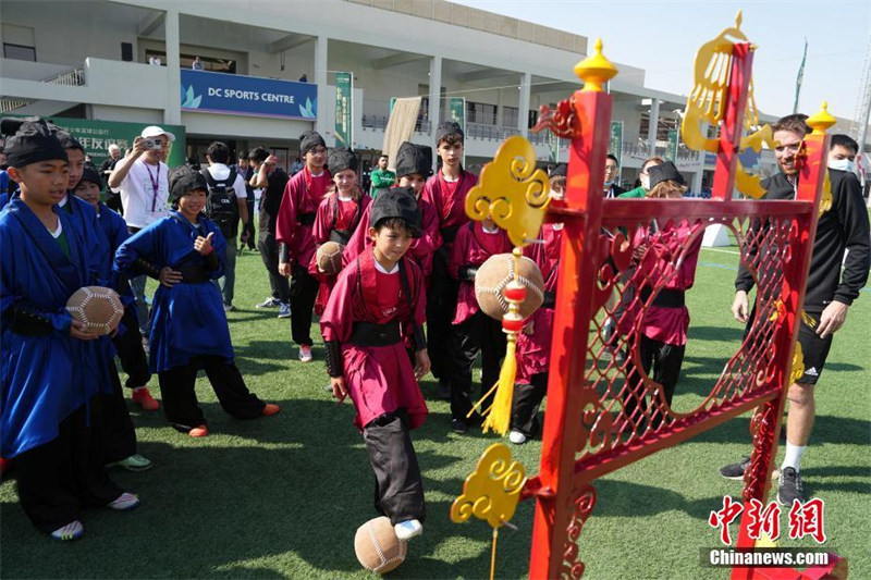 Un événement d'échange de football entre adolescents chinois et qatariens organisé à Doha