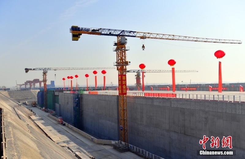 La cinquième station de groupe de la ligne express reliant Xiong'an à l'aéroport international de Beijing Daxing a re?u son plafond