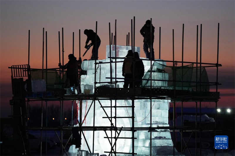 Heilongjiang : les sculptures de neige de la 35e Exposition de neige de l'?le du Soleil à Harbin sont progressivement terminées