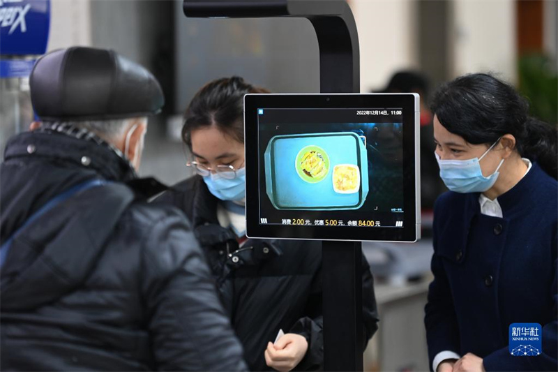 Hangzhou : une communauté construit une ? cantine heureuse ? pour faciliter les repas des personnes agées