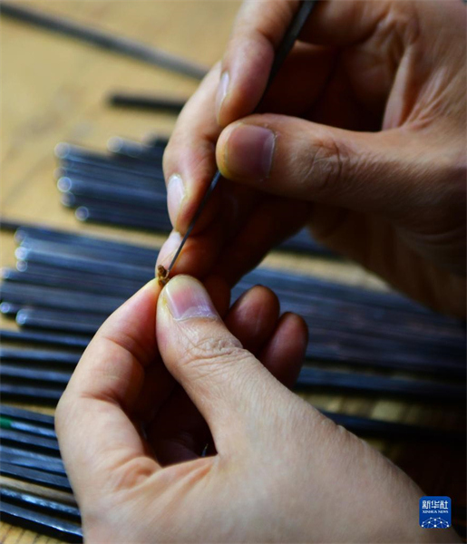 Fujian : un petit couteau à sculpter le bois pour raconter l'histoire de la Chine