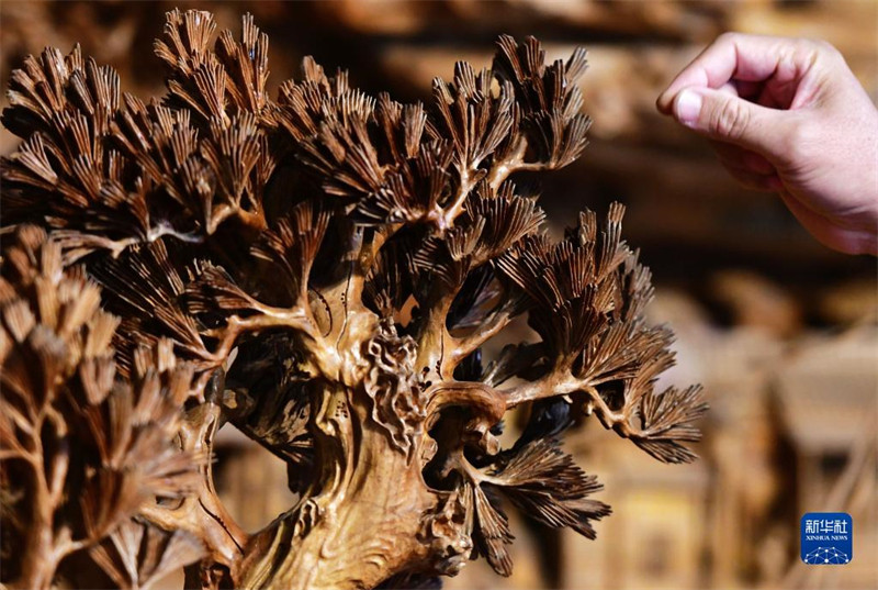 Fujian : un petit couteau à sculpter le bois pour raconter l'histoire de la Chine