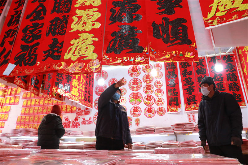 Shandong : la production et les ventes d'ornements de vacances en plein essor à Gaomi