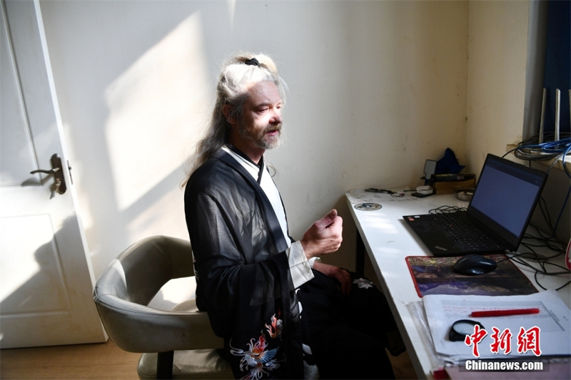 Sichuan : un enseignant étranger amateur d'arts martiaux traditionnels devient populaire pour avoir porté des costumes chinois en classe