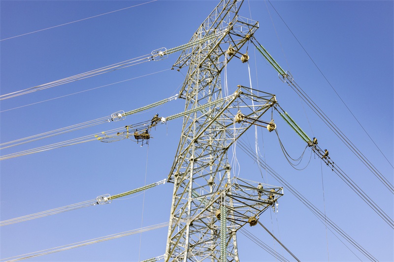 Anhui : la construction de réseaux électriques bat son plein malgré l'hiver rude à Bozhou