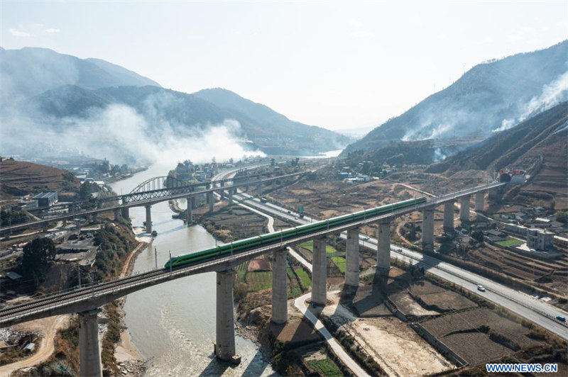 Le lancement d'un nouveau chemin de fer accélère les voyages en train dans le sud-ouest de la Chine