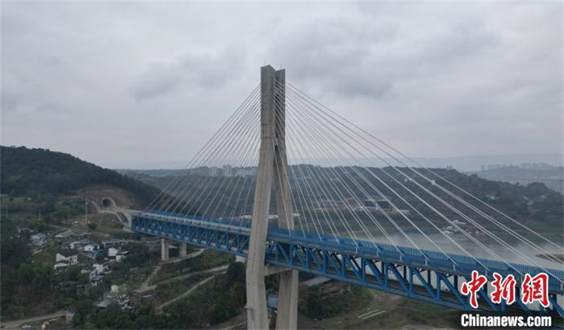Chongqing : créant plusieurs records nationaux, le pont Mingyuexia sur le Yangtsé sera ouvert à la circulation aujourd'hui