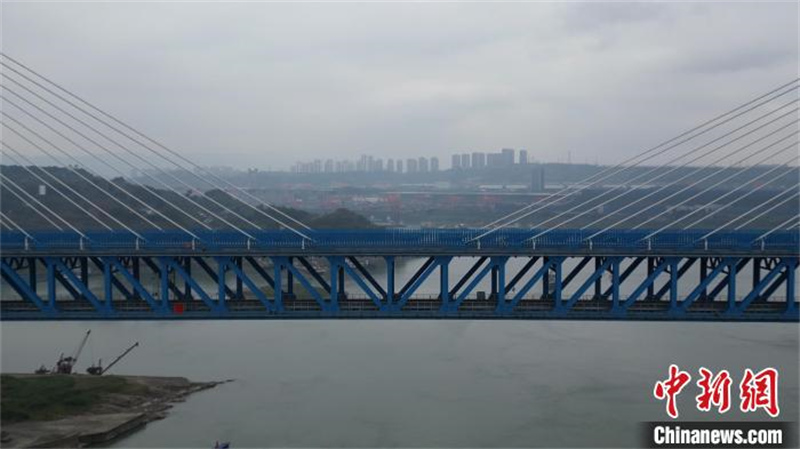 Chongqing : créant plusieurs records nationaux, le pont Mingyuexia sur le Yangtsé sera ouvert à la circulation aujourd'hui