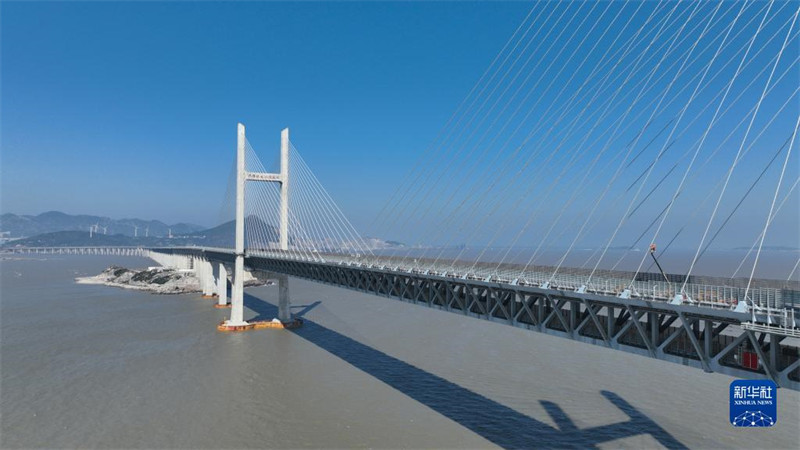 La photo prise le 8 janvier montre un membre de personnel de la section des travaux publics de Fuzhou travaillant sur les haubans du pont à haute altitude sur le pont autoroutier et ferroviaire de Pingtan, dans la province du Fujian (sud-est de la Chine). (Zhou Yi / Xinhua)