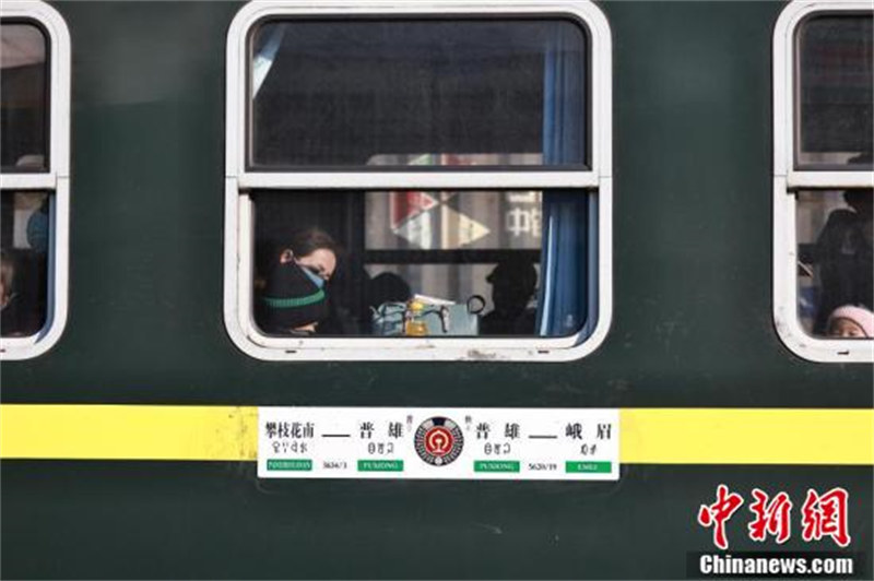 Sichuan : à la découverte des ? trains lents ? à travers le mont Liangshan, où les volailles, le bétail et des passagers voyagent ensemble