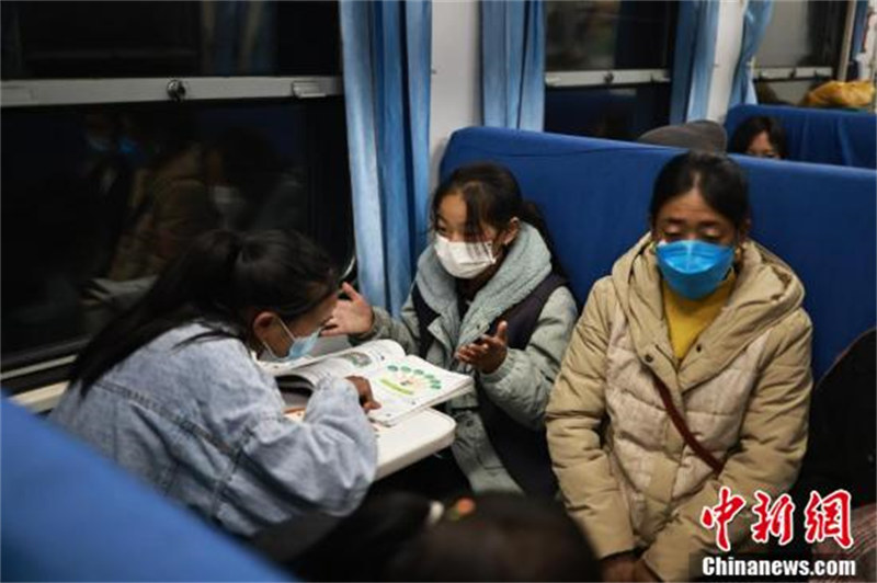 Sichuan : à la découverte des ? trains lents ? à travers le mont Liangshan, où les volailles, le bétail et des passagers voyagent ensemble