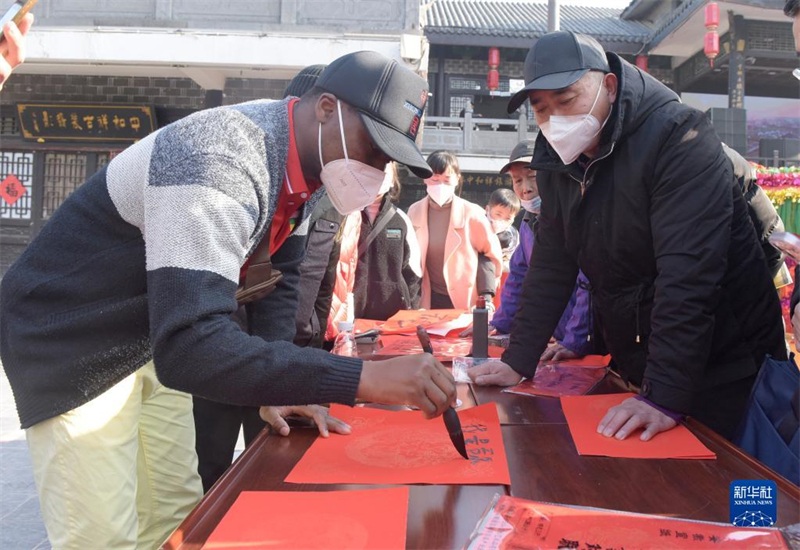 Les étudiants africains célèbrent le Nouvel An chinois dans une vieille ville chinoise