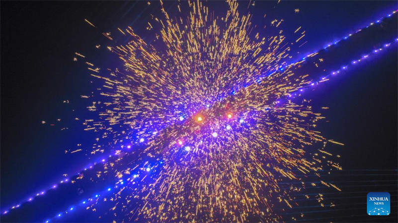 Sichuan : des artistes folkloriques donnent une représentation de ? fleurs de fer ?