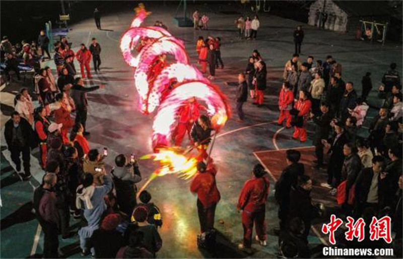 Guizhou : les dragons roulants du patrimoine culturel immatériel font le réveillon du Nouvel An chinois dans le comté de Songtao