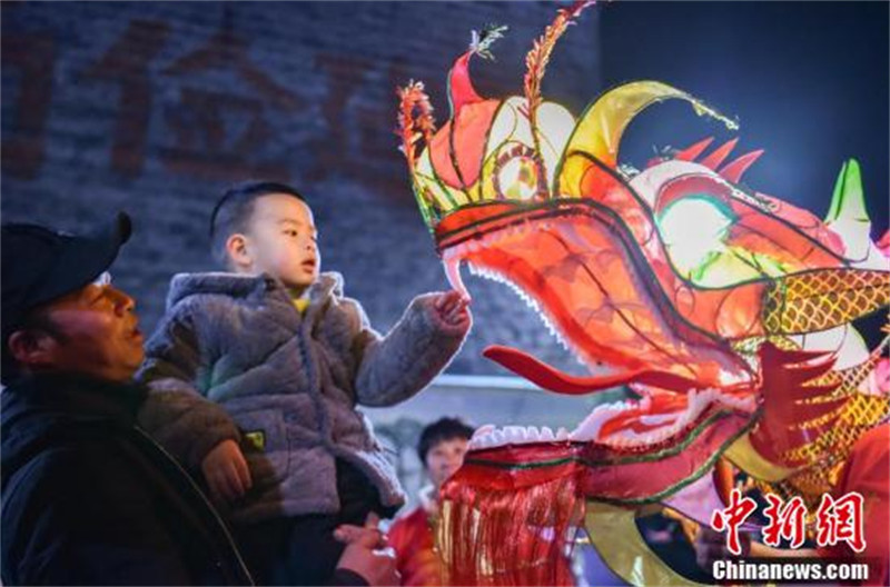 Guizhou : les dragons roulants du patrimoine culturel immatériel font le réveillon du Nouvel An chinois dans le comté de Songtao