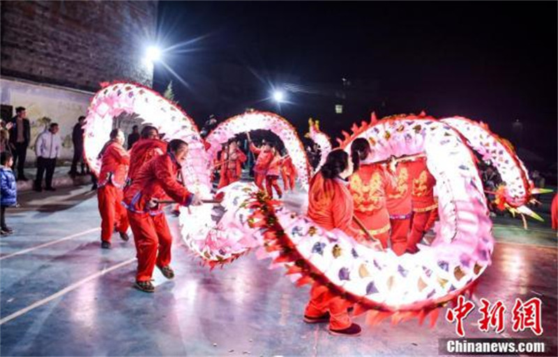 Guizhou : les dragons roulants du patrimoine culturel immatériel font le réveillon du Nouvel An chinois dans le comté de Songtao