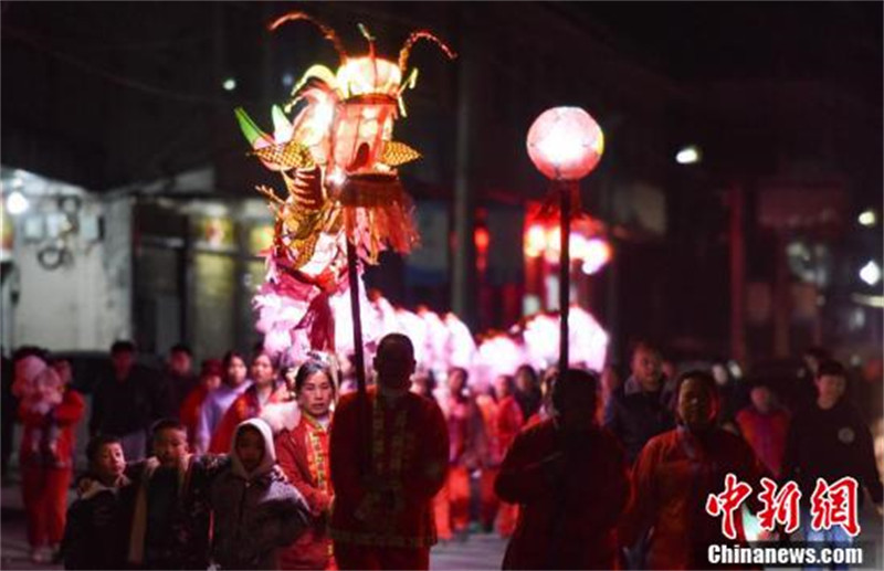 Guizhou : les dragons roulants du patrimoine culturel immatériel font le réveillon du Nouvel An chinois dans le comté de Songtao