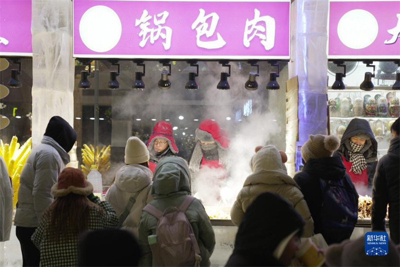 Heilongjiang : une ? maison de glace ? dans la rue centenaire de Harbin attire les touristes