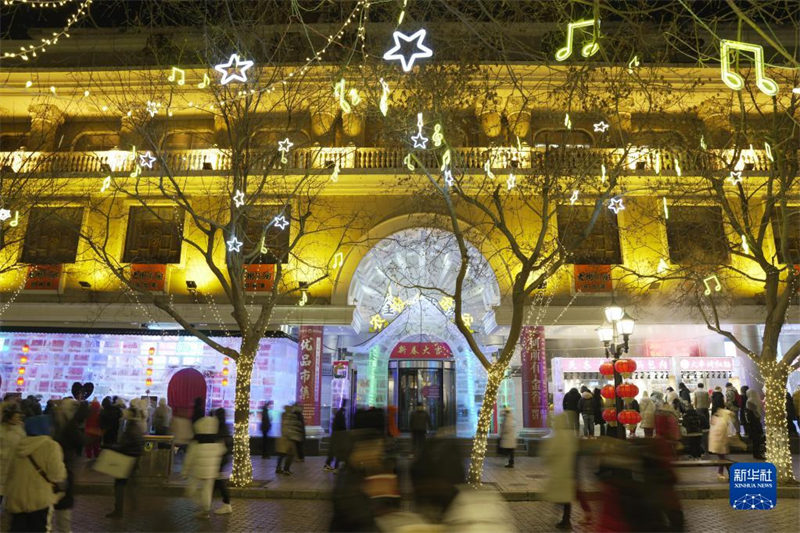 Heilongjiang : une ? maison de glace ? dans la rue centenaire de Harbin attire les touristes