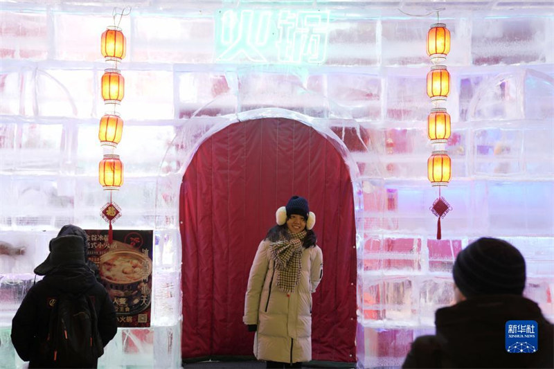 Heilongjiang : une ? maison de glace ? dans la rue centenaire de Harbin attire les touristes