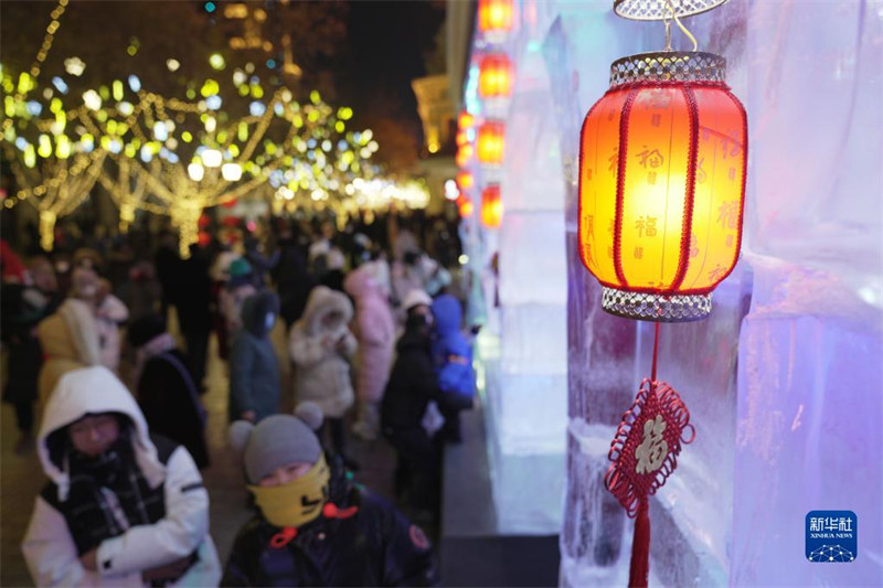 Heilongjiang : une ? maison de glace ? dans la rue centenaire de Harbin attire les touristes
