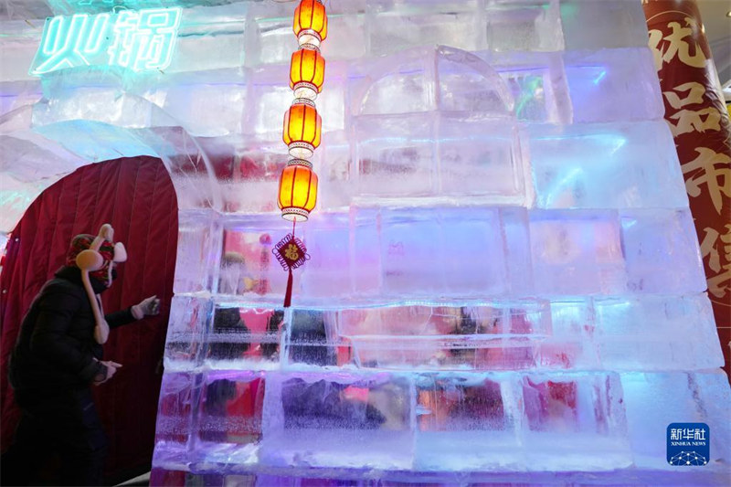 Heilongjiang : une ? maison de glace ? dans la rue centenaire de Harbin attire les touristes