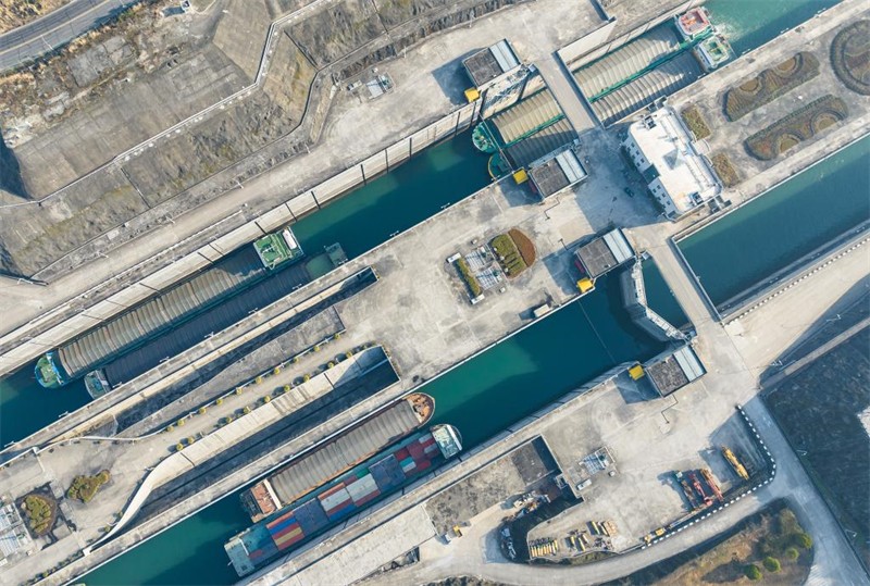 Hubei : les écluses des Trois Gorges ont permis à 742 bateaux de traverser le barrage en toute sécurité pendant les vacances de la Fête du Printemps à Yichang