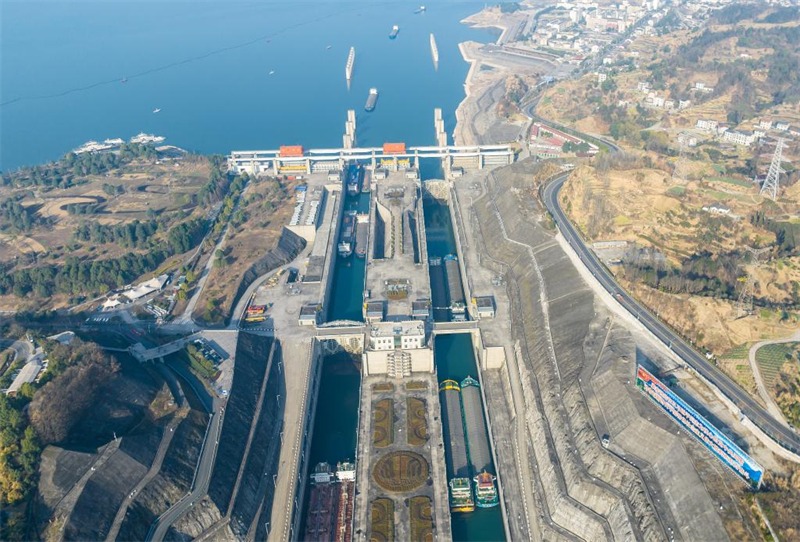 Hubei : les écluses des Trois Gorges ont permis à 742 bateaux de traverser le barrage en toute sécurité pendant les vacances de la Fête du Printemps à Yichang