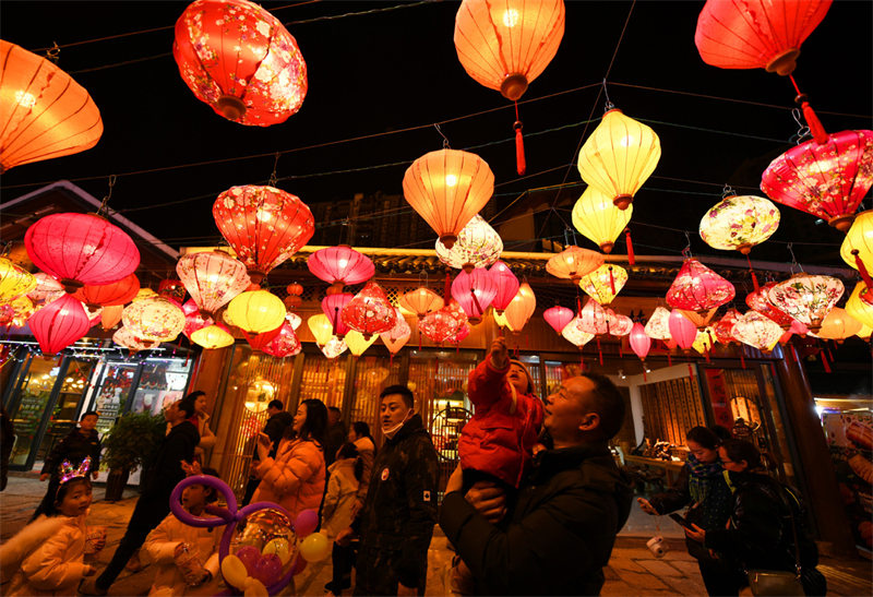 Hubei : l'économie nocturne anime Xuan'en