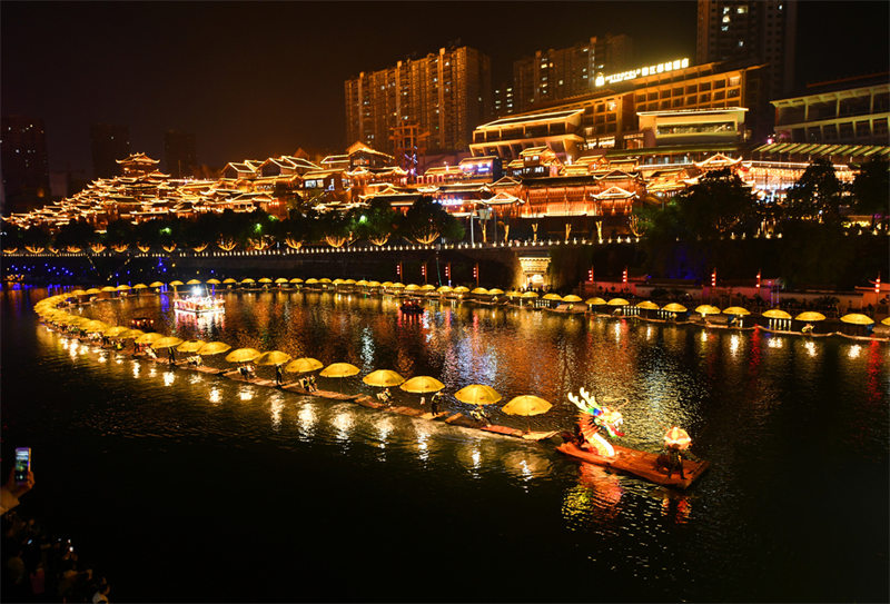 Hubei : l'économie nocturne anime Xuan'en