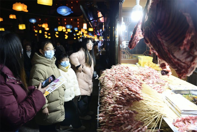 Hubei : l'économie nocturne anime Xuan'en