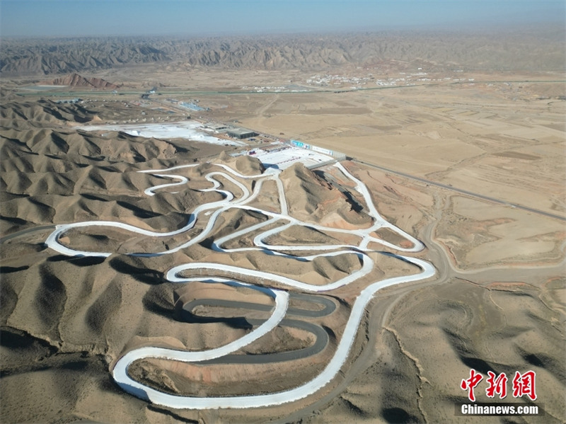 Comme un ? serpent argenté ? dans le désert : une vue aérienne des pistes de ski dans les déserts rocheux du Gansu