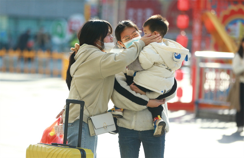 De tendres embrassades qui réchauffent les voyages de retour après la Fête des Lanternes