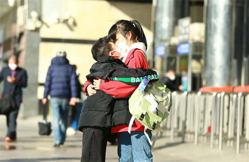De tendres embrassades qui réchauffent les voyages de retour après la Fête des Lanternes