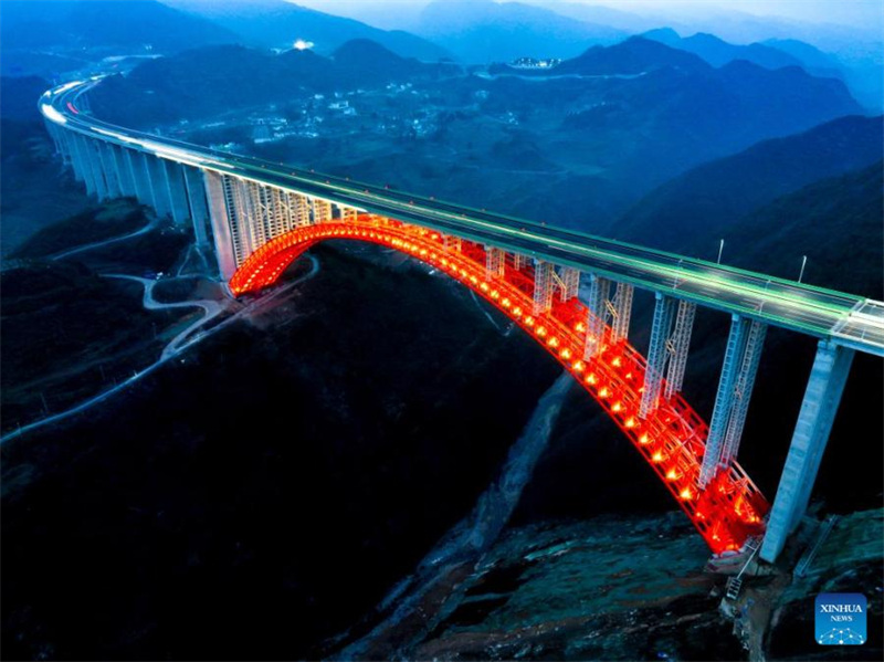 Photo aérienne prise le 2 février 2023 montrant le grand pont de Dafaqu, dans la province du Guizhou (sud-ouest de la Chine). (Ou Dongqu / Xinhua)
