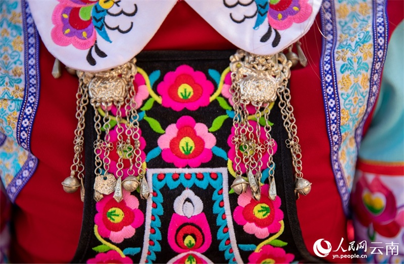 Yunnan : une aiguille et un fil brodent une industrie d'un milliard de yuans à Chuxiong