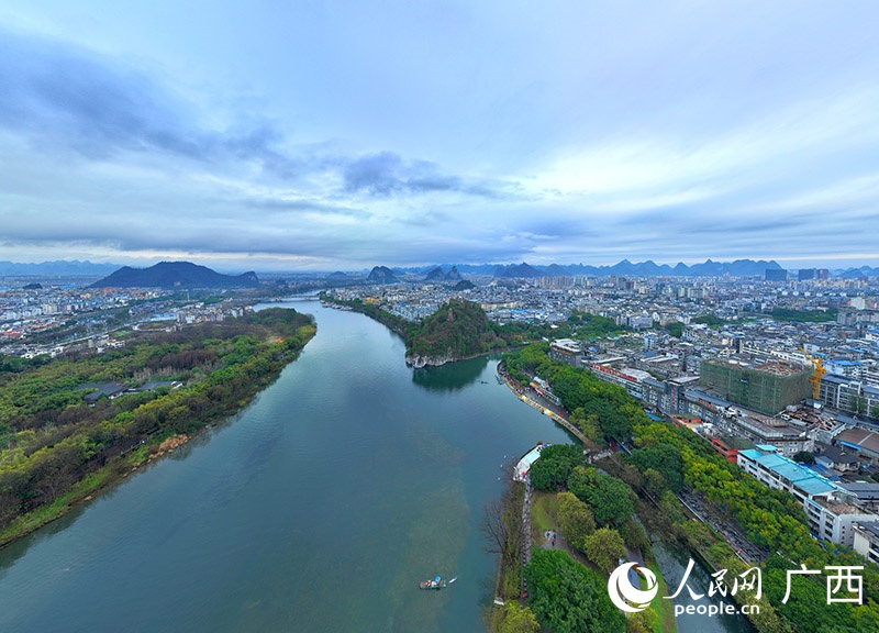 Guangxi : le tourisme en forte reprise à Guilin, la colline de la Trompe de l'Eléphant bondée de touristes