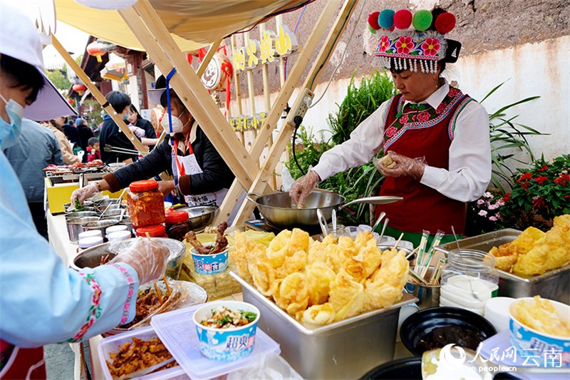 Yunnan : la dynamique dans la ville ancienne et le parfum des snacks flottent au loin à Weishan
