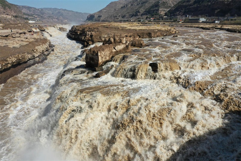 Shanxi : la cascade de Hukou du fleuve Jaune conna?t une ? crue des fleurs de pêcher ? dans le comté de Ji'xian