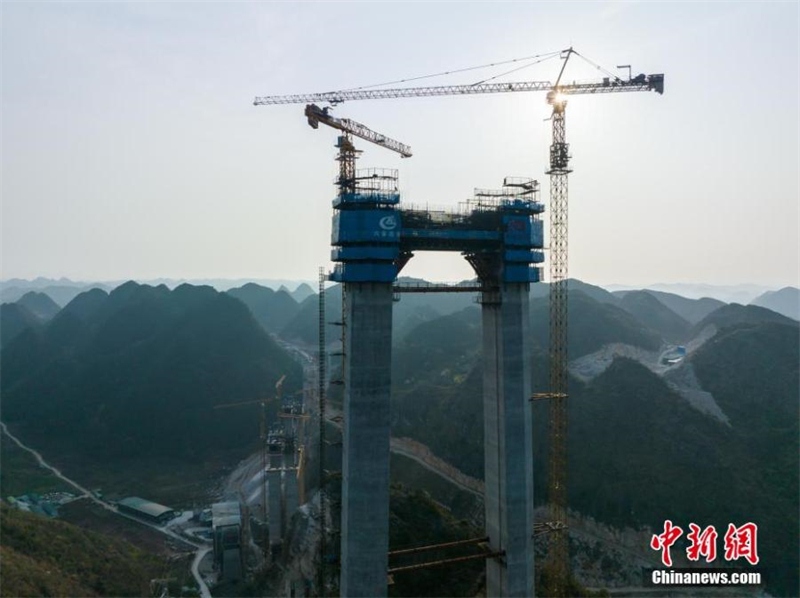 Guizhou : un pont de 2 980 mètres traversant un grand canyon en construction