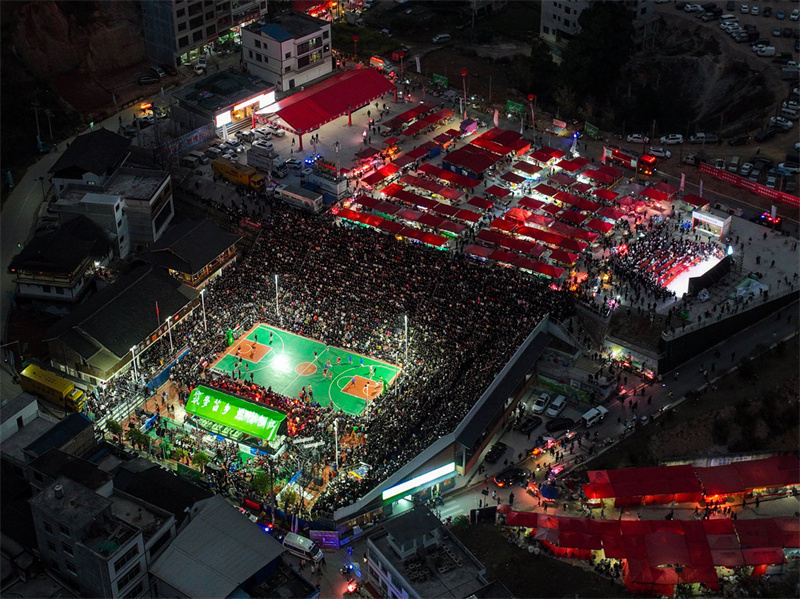 Le tournoi met en valeur la passion et les compétences des joueurs de basket-ball des zones rurales. (Photo / Xinhua)