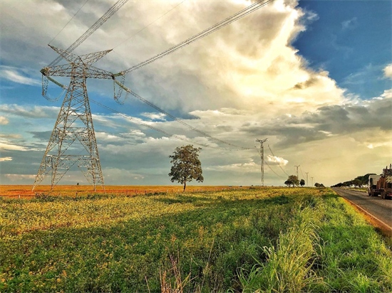 La ligne de projet de transmission à courant continu ultra-haute tension Beautiful Mountain Phase II, investie et construite au Brésil par State Grid Brazil Holding Company. (Photo fournie par State Grid Brazil Holding Company)