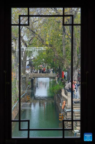 Les touristes?profitent?du?Festival Qingming dans toute la Chine