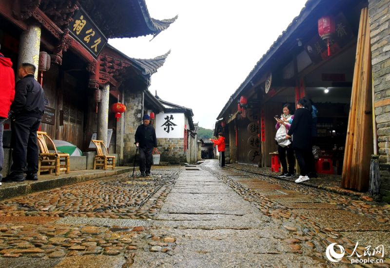 Fujian : le paysage d'un vieux village Hakka après une pluie printanière à Longyan