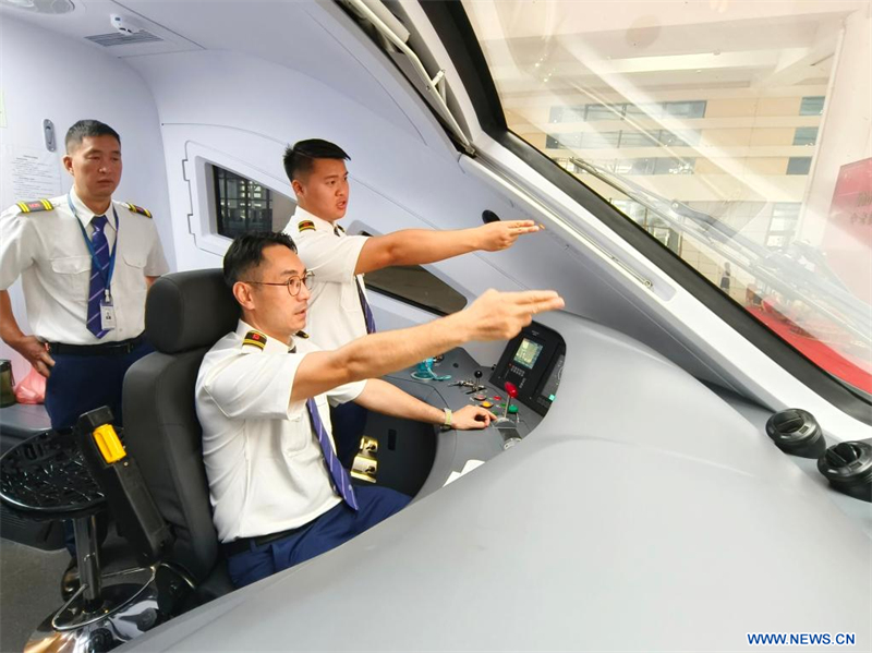Début des services transfrontaliers de transport de passagers du chemin de fer Chine-Laos