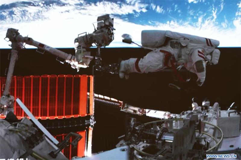 Chine : les ta?konautes de Shenzhou-15 achèvent leur quatrième sortie dans l'espace, établissant un record national