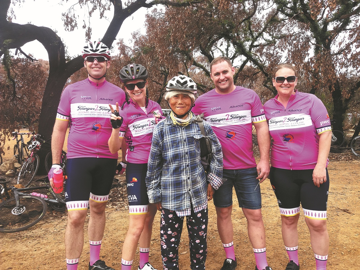 Li Dongju pose avec quatre cyclistes lors d