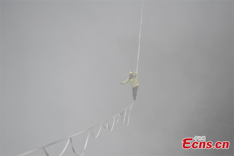 Hunan : un funambule traverse une vallée de 300 mètres de long