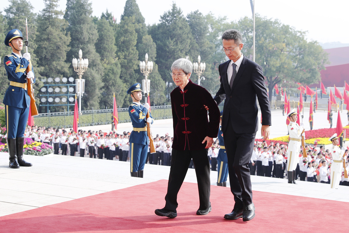 L'archéologue Fan Jinshi (à gauche) arrive au Grand Palais du Peuple de Beijing, le 29 septembre 2019. (Photo / Xinhua)