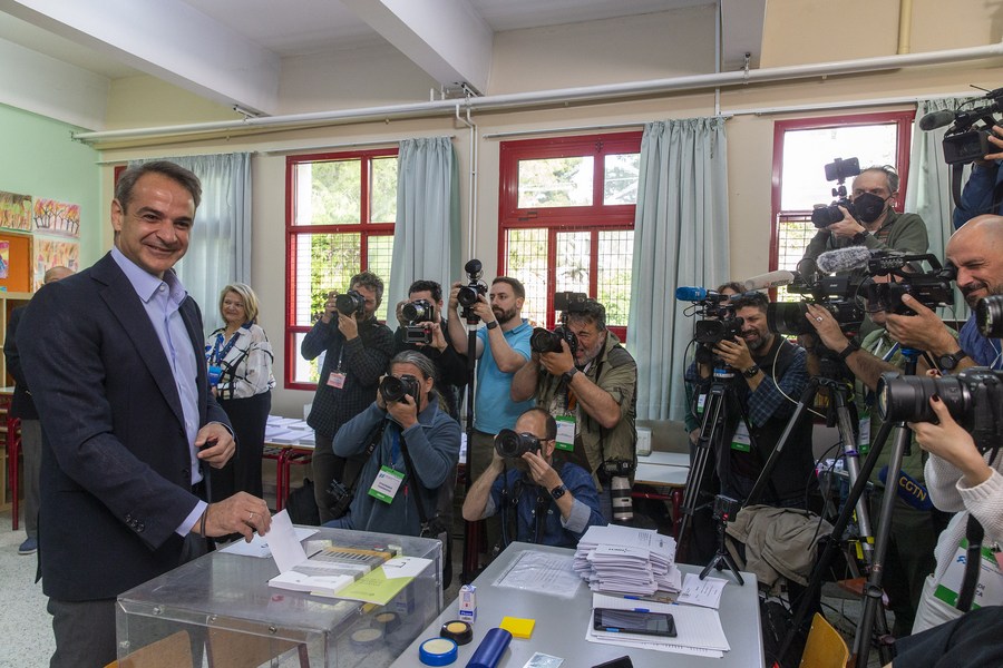 Le Premier ministre grec Kyriakos Mitsotakis vote à Athènes, en Grèce, le 21 mai 2023. (Xinhua/Marios Lolos)